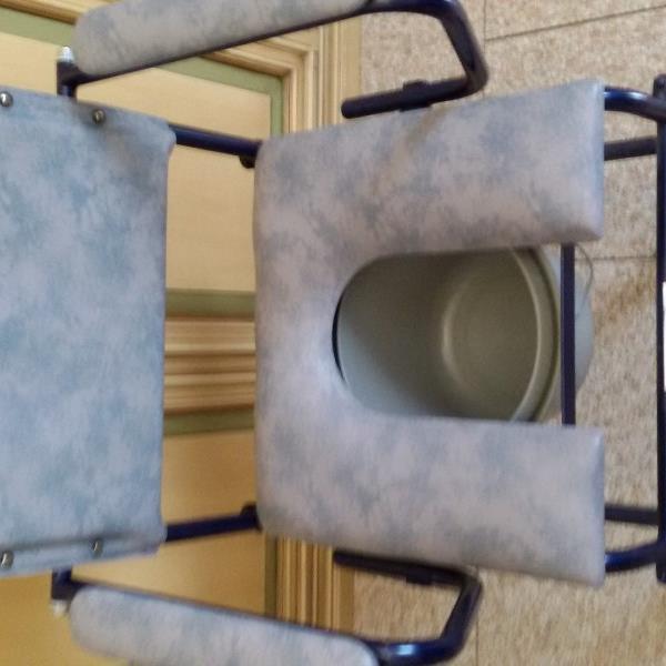 sedia "comoda" a rotelle con secchio