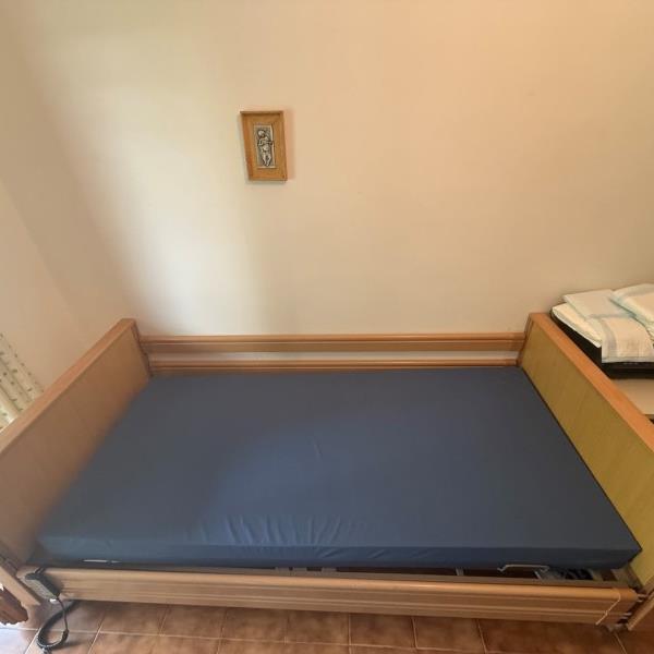 Letto elettrico con trendelemburg +materasso antidecubito