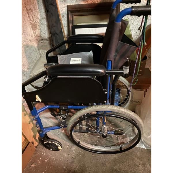 Carrozzina disabili pieghevole con ruote grandi 