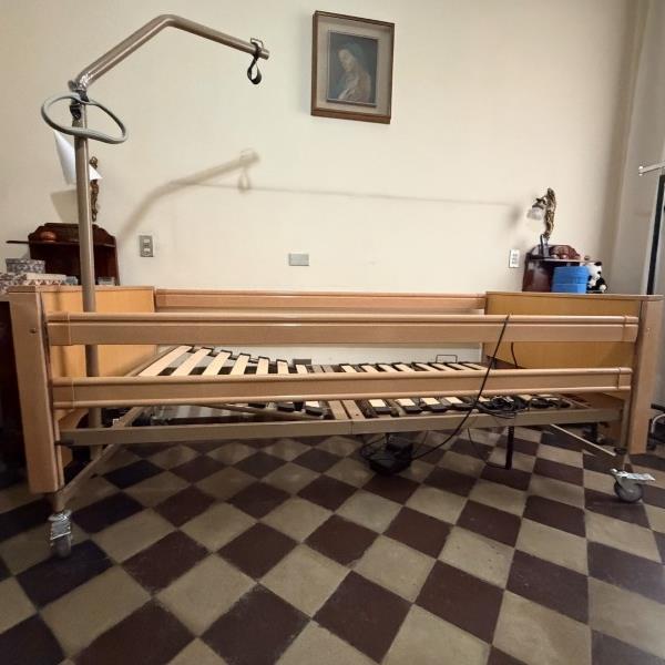 Letto ortopedico elettrico + materasso antidecubito Moretti